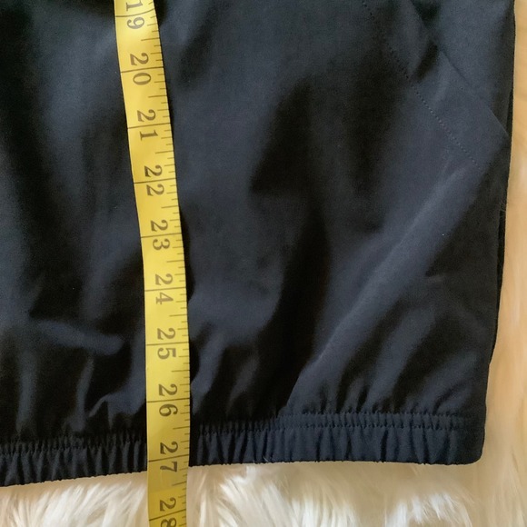 NWT Under Armour Women's Black Lightweight Quarter Zip Pullover Jacket Large UA - Picture 9 of 11